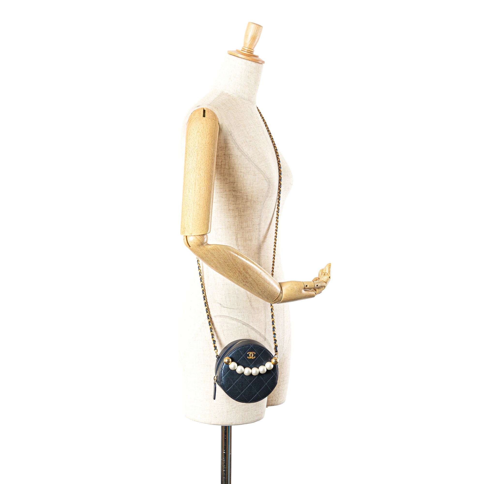 Chanel Quilted Goatskin Chic Pearls Chain Round Clutch With Chain - image 10