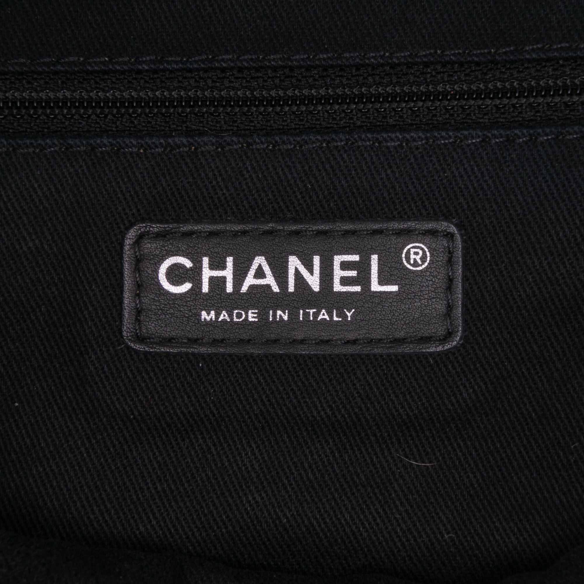 Chanel Jumbo Quilted Iridescent Caviar Easy Flap - image 5