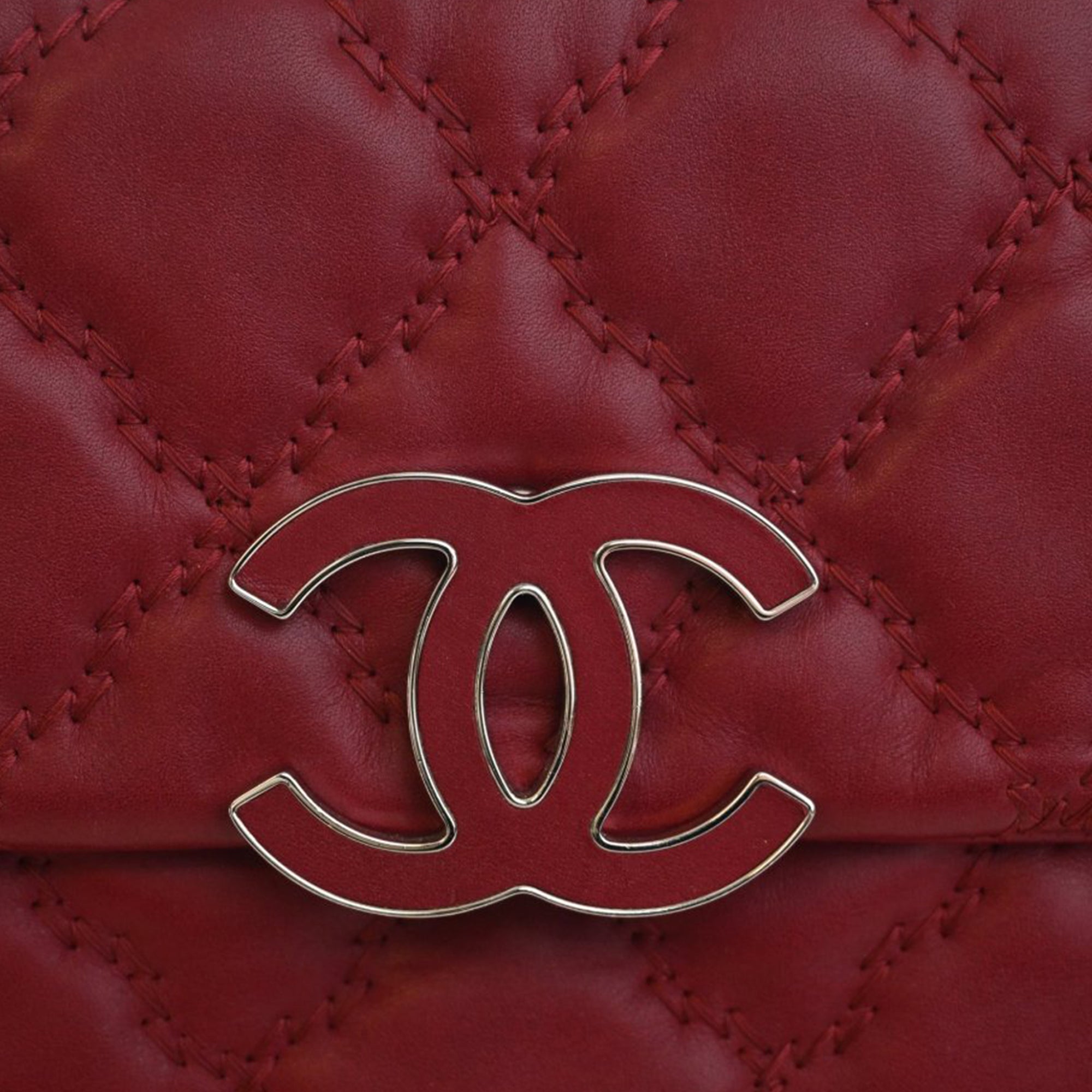 Chanel Quilted Calfskin Double Stitch Hamptons Clutch with Chain - image 8