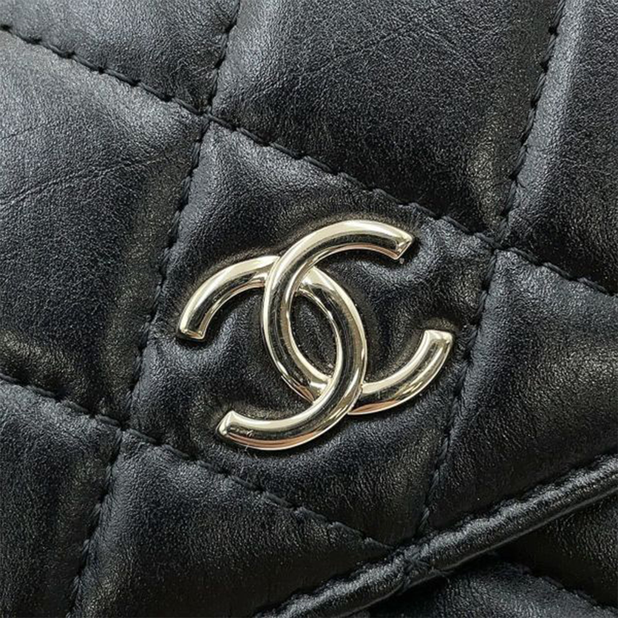 Chanel CC Quilted Lambskin Maxi Pearl Chain Strap - image 6