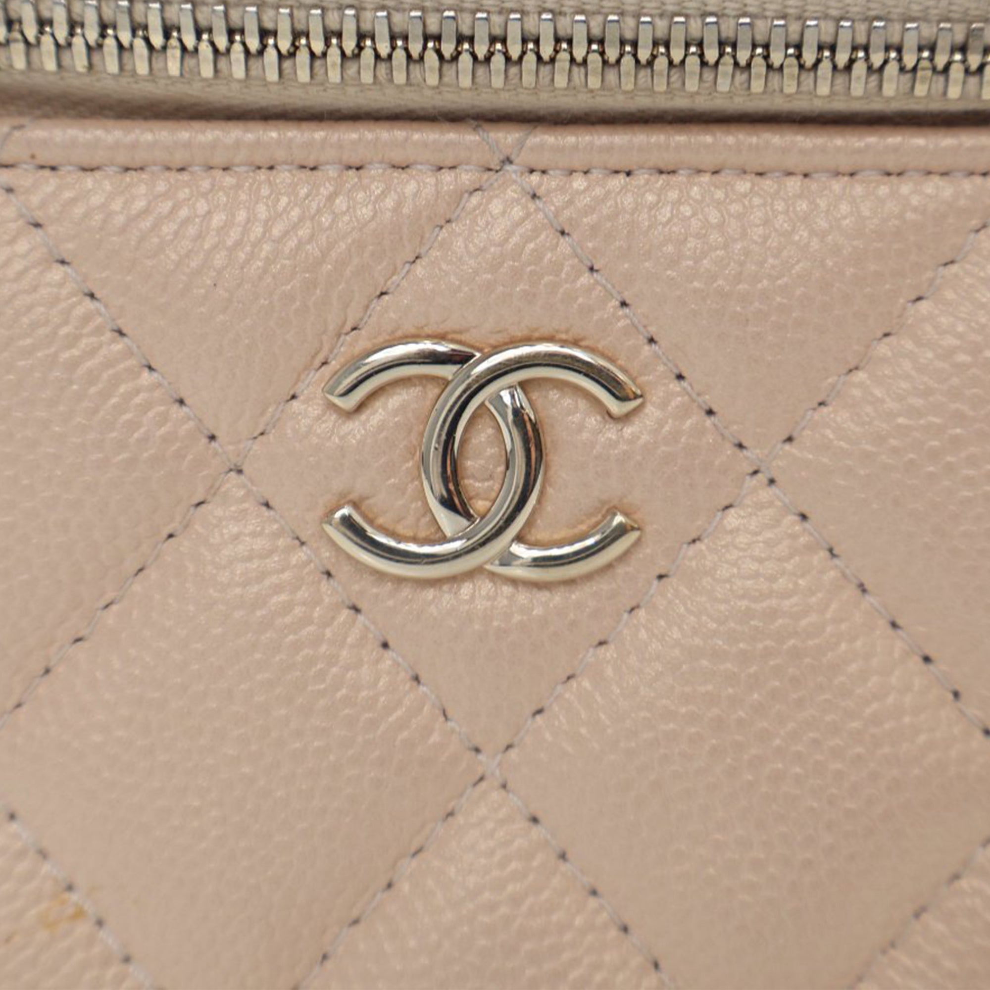 Chanel Mini Quilted Iridescent Caviar Pearl On Top Vanity Case With Chain - image 11
