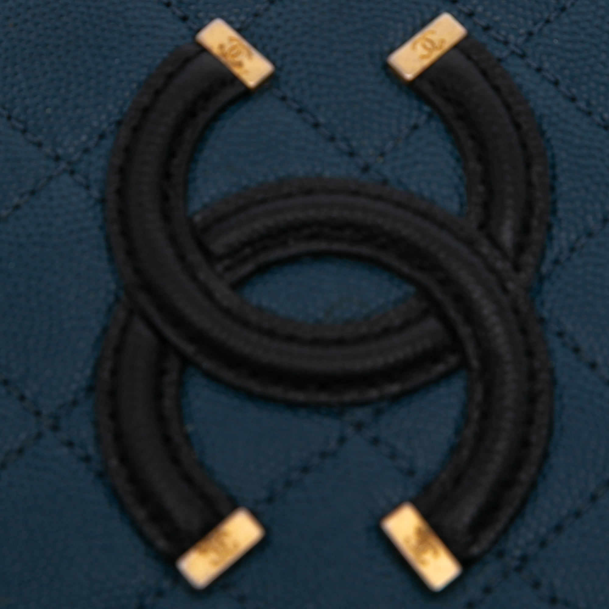 Chanel Small Bicolor Caviar CC Filigree Vanity Case - image 9