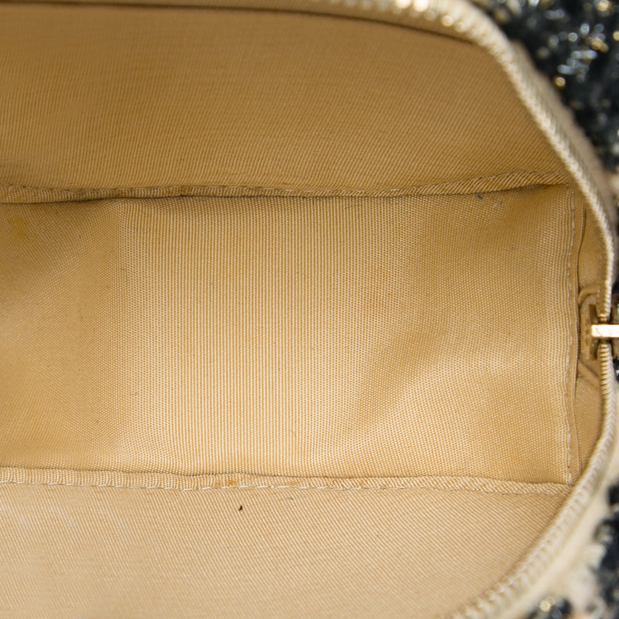 Chanel CC Quilted Tweed and Shearling Round Clutch With Chain - image 4