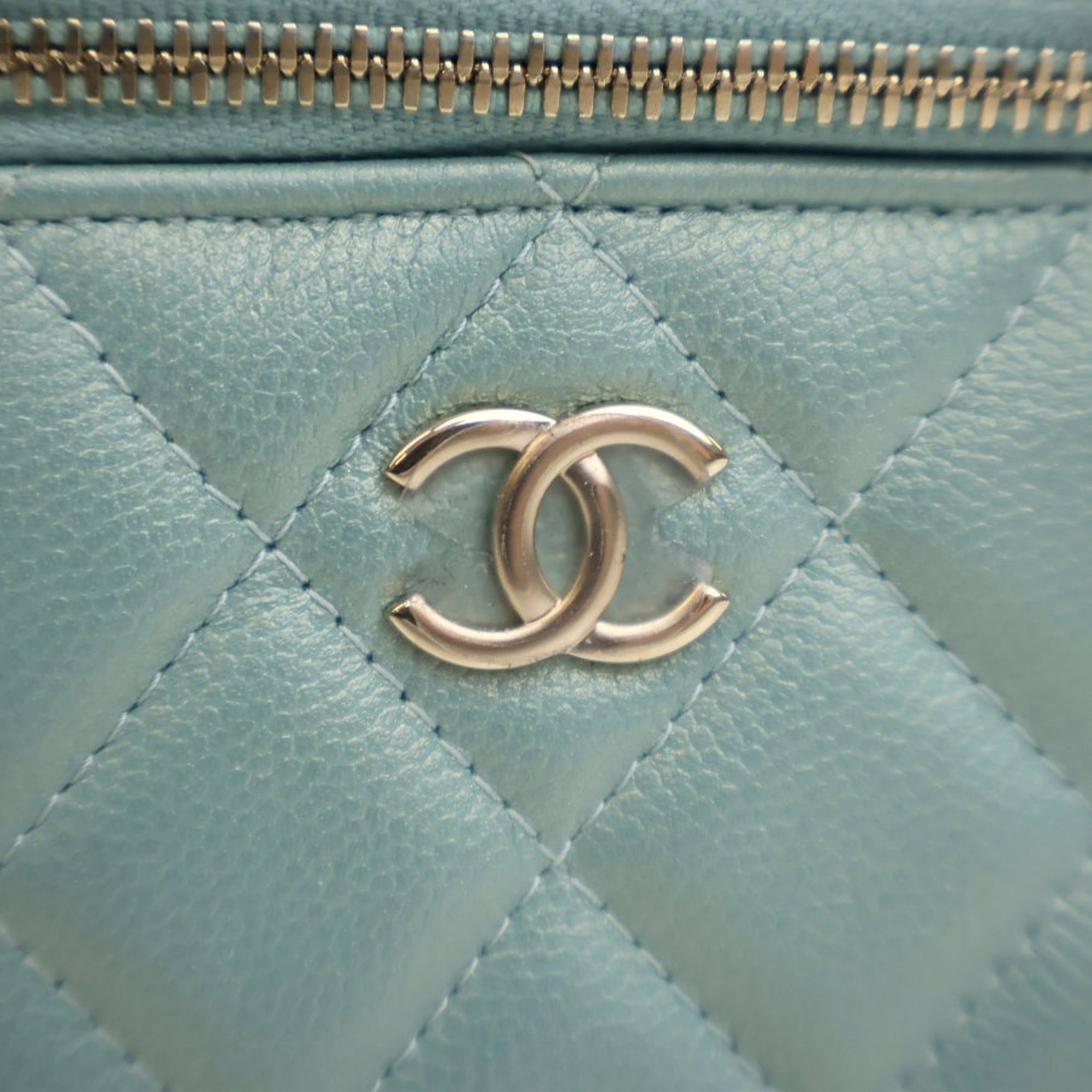 Chanel Mini Quilted Iridescent Caviar Pearl On Top Vanity Case With Chain - image 9