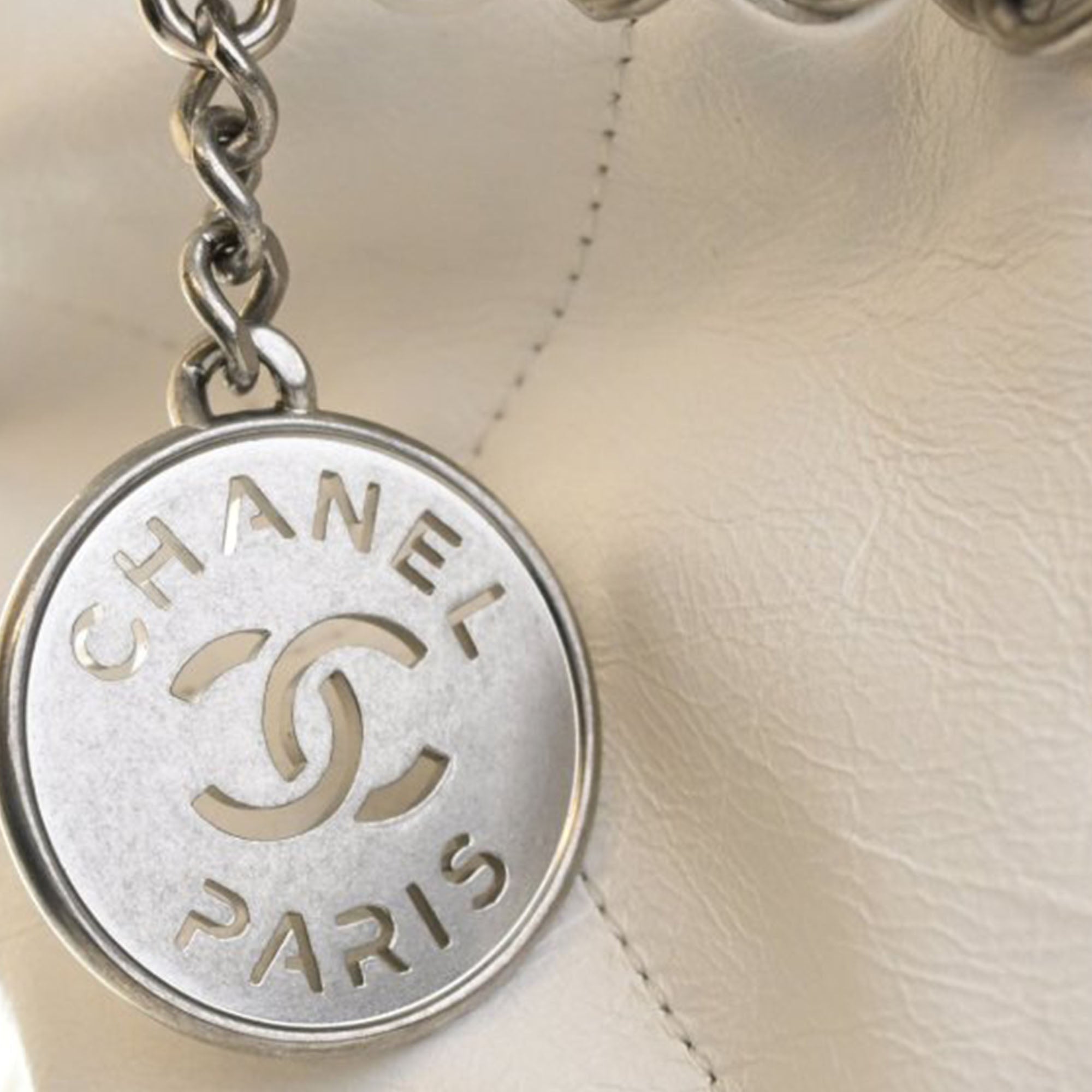 Chanel Medium Shiny Calfskin 22 Handbag - image 10