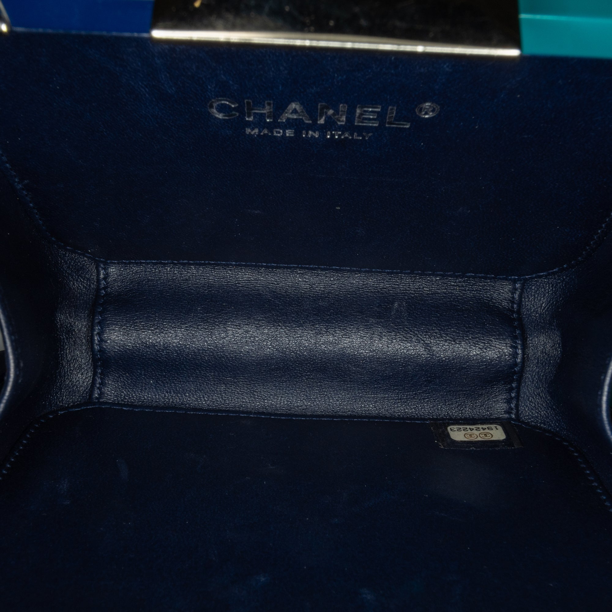 Chanel CC Ombre Acrylic Clutch on Chain - image 4