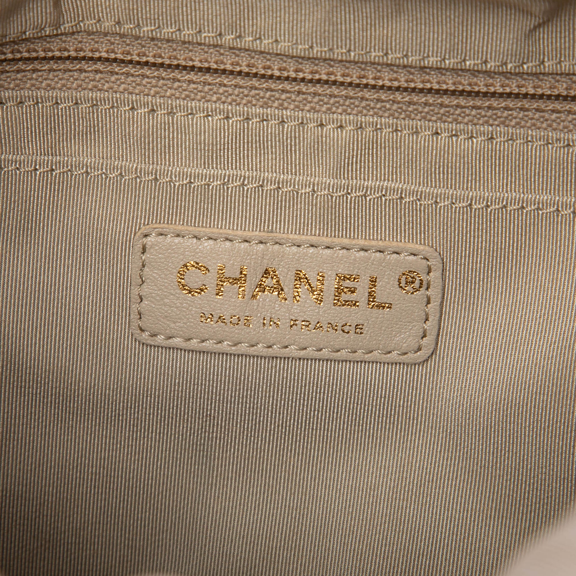 Chanel Medium Quilted Houndstooth Tweed and Calfskin Tabatiere Kisslock Fold Over Crossbody - image 5