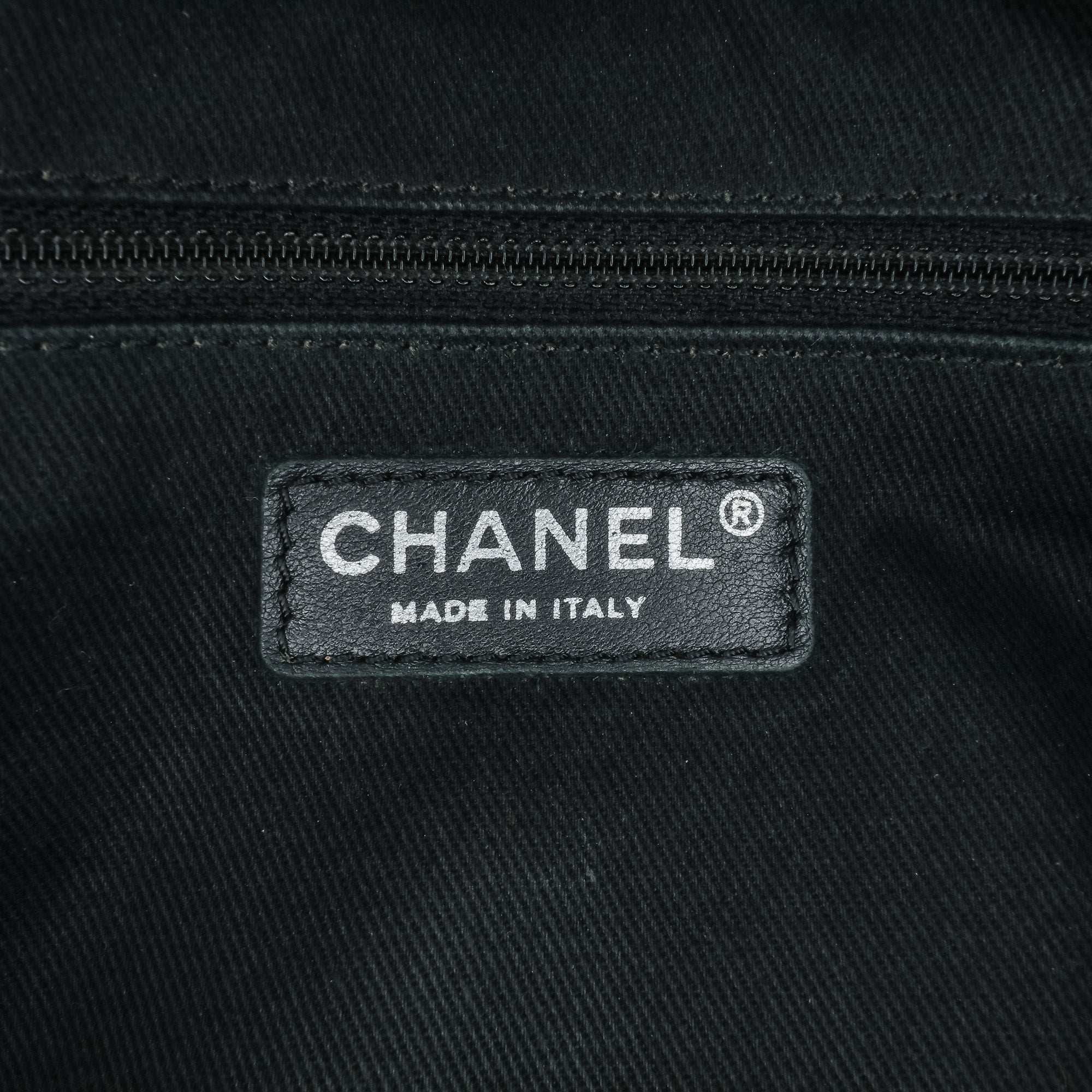 Chanel Jumbo Quilted Iridescent Caviar Easy Flap - image 6