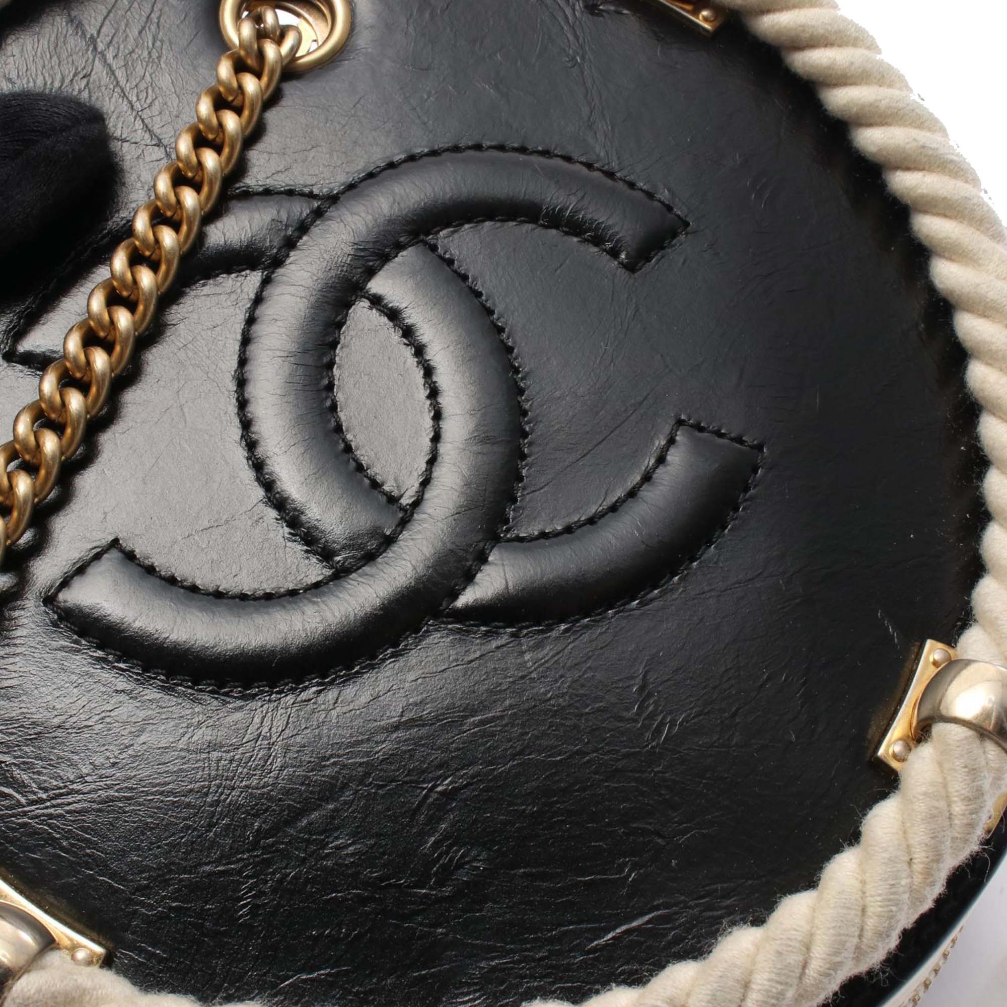 Chanel Crumpled Calfskin En Vogue Round Bag - image 6
