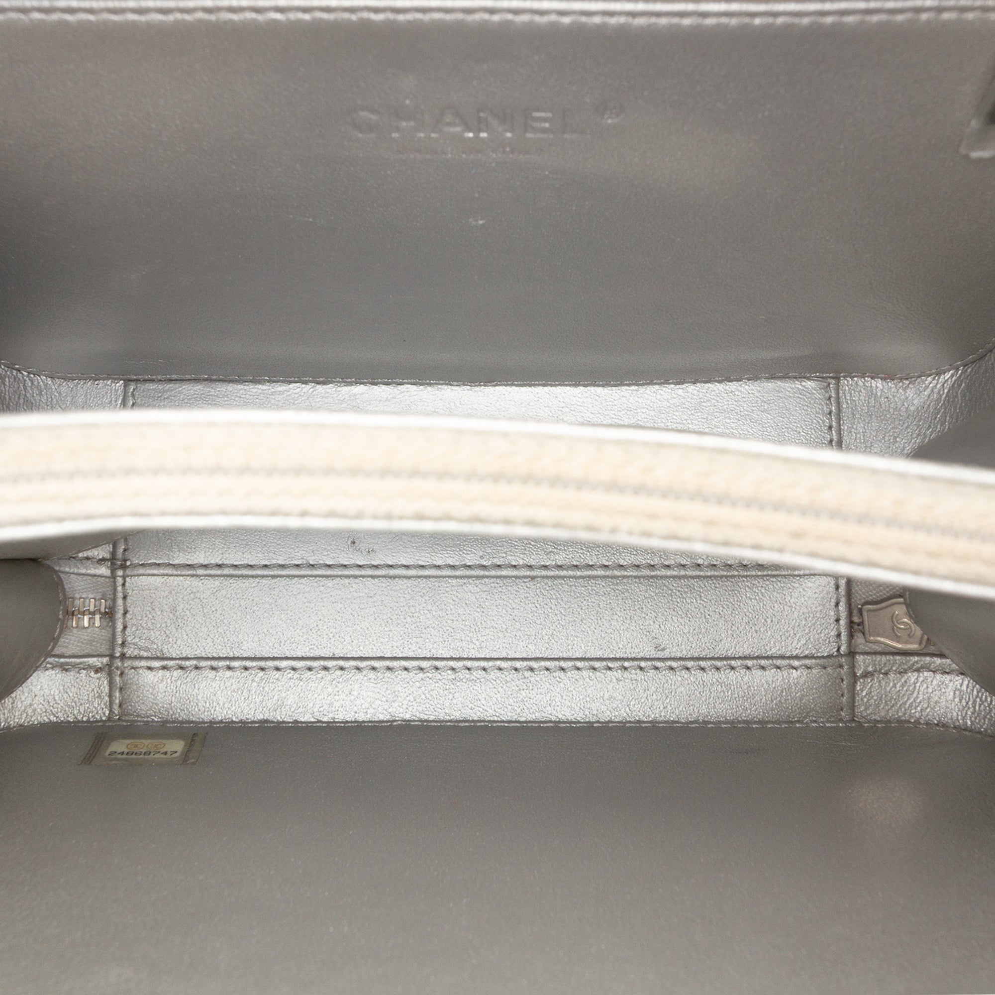Chanel Medium Caviar CC Filigree Vanity Case - image 4
