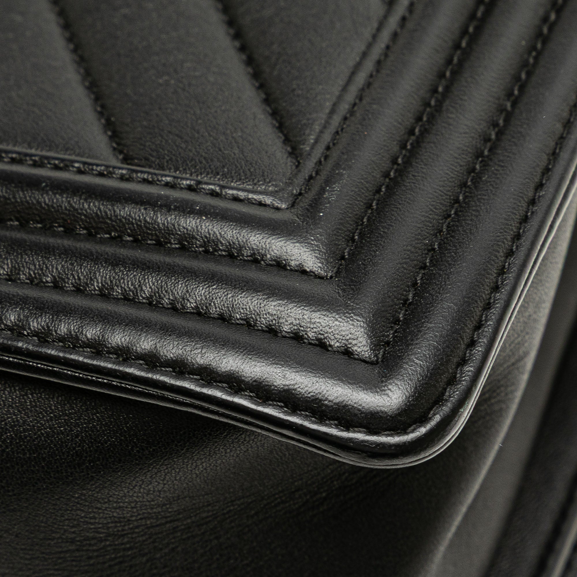 Chanel Old Medium Chevron Caviar Boy Flap - image 12