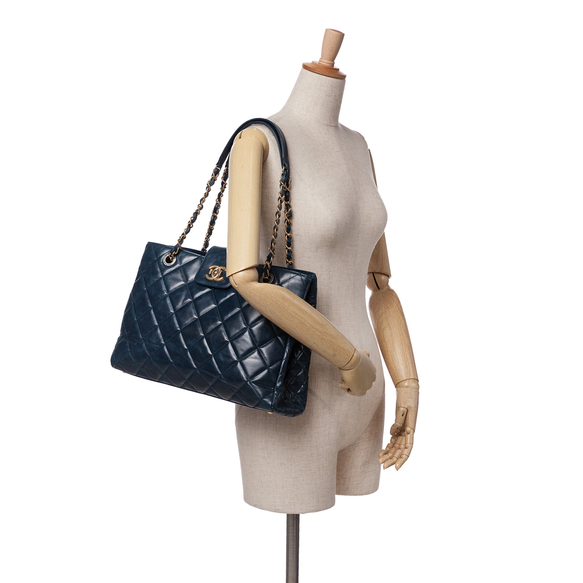 Chanel Glazed Quilted Calfskin Daily Walk Tote - image 10
