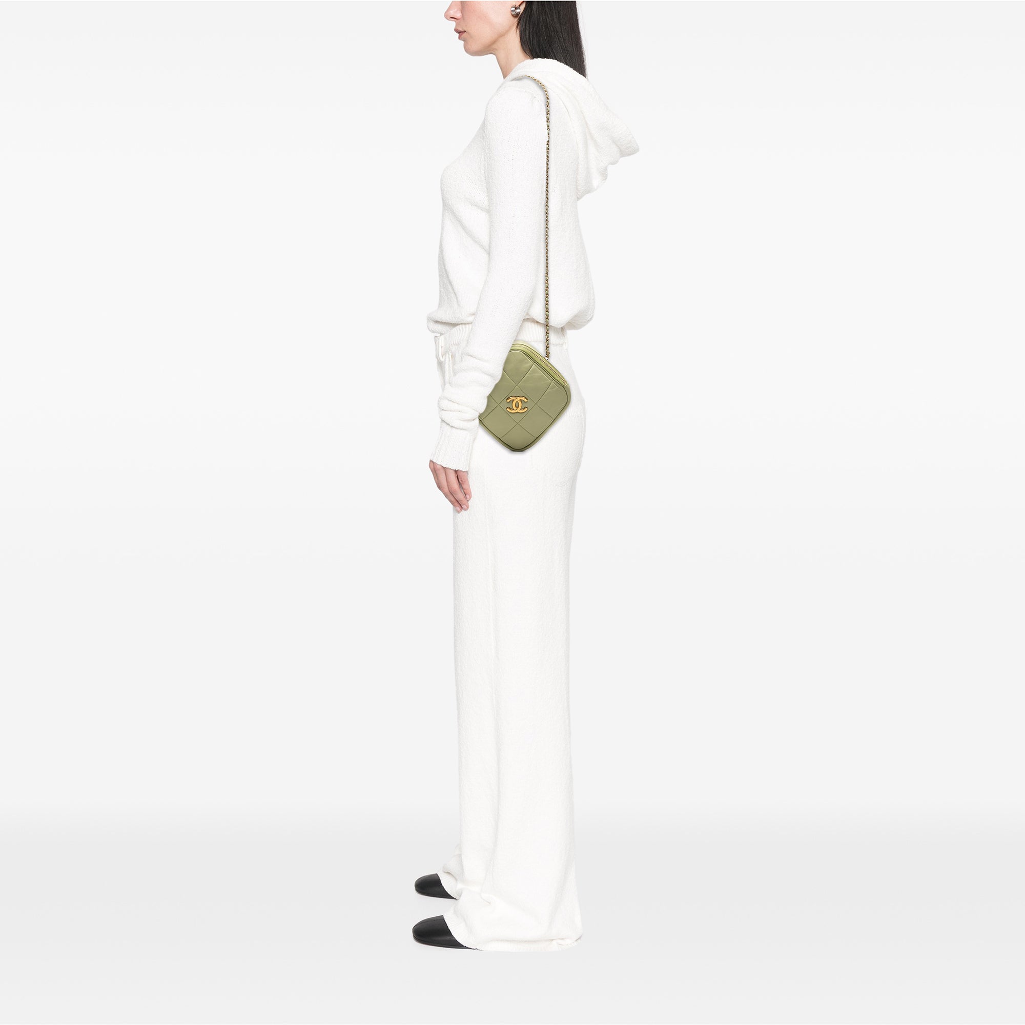 Chanel CC Quilted Lambskin Diamond Clutch with Chain - image 7