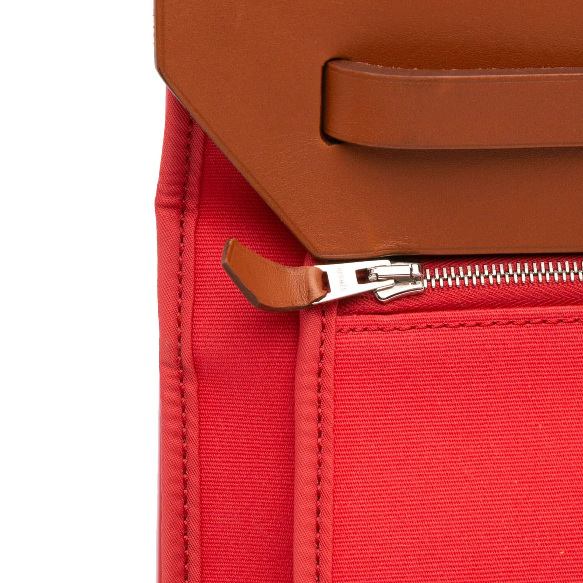close up image of a zip from a Pre-loved Hermès Herbag Zip 39 in pink canvas with leather trim and detachable pouch
